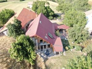 an overhead view of a house with a red roof at Gîte La Sittelle in Bellaffaire