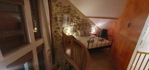 a small bedroom with a bed in a stair case at Gîte La Sittelle in Bellaffaire