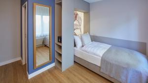 Un pat sau paturi într-o cameră la Hotel Wettstein