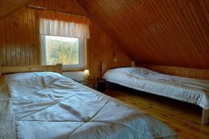 En eller flere senge i et værelse på Half of a holiday home, huge garden, pond