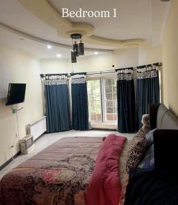 Giường trong phòng chung tại Shahnoor Cottages Luxury Apartments, Changla Gali +1 ảnh