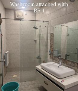 Un baño de Shahnoor cottages Luxury Apartment