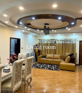 Un lugar para sentarse en Shahnoor cottages Luxury Apartment