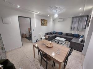 ein Wohnzimmer mit Tisch und Couch in der Unterkunft New feeling maison climatisée in Ville Nouvelle + 15 Fotos
