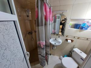 ein kleines Badezimmer mit Toilette und Waschbecken in der Unterkunft New feeling maison climatisée in Ville Nouvelle