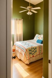 Ένα ή περισσότερα κρεβάτια σε δωμάτιο στο Wildflower Haven room