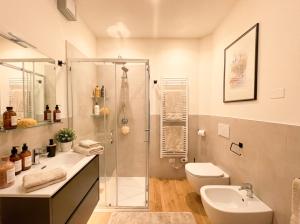 Ένα μπάνιο στο ISEO LAKE 3-Bedroom just 40 meters from the lake and 12 meters from Piazza Garibaldi +15 φωτογραφίες