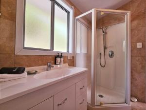 Phòng tắm tại Seaside Sanctuary - Collingwood