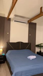 Ένα ή περισσότερα κρεβάτια σε δωμάτιο στο ELY's Modern Apartments