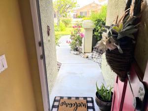 赫米特Rosewood Retreat的通往种植盆栽植物的走道的门