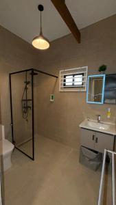 Ένα μπάνιο στο ELY's Modern Apartments