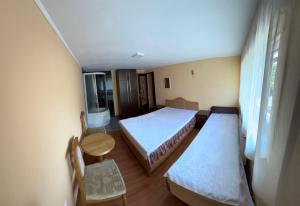 Ένα ή περισσότερα κρεβάτια σε δωμάτιο στο Pid skeleju