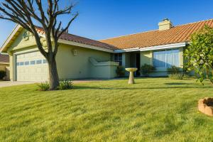 ein Haus mit einem Baum im Hof in der Unterkunft Willow brook room with TV in Hemet + 58 Fotos