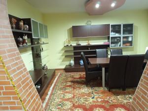 锡盖图马尔马切伊Harta in cui的餐厅里有一张桌子和几把椅子 更多3张照片