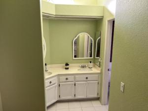 Koupelna v ubytování Meadow Harvest Suite with TV and private bathroom