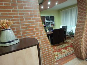 锡盖图马尔马切伊Harta in cui的砖墙和桌椅的办公室