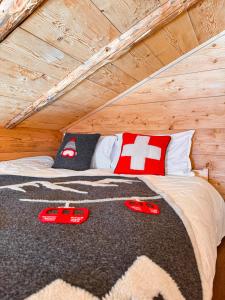 1 dormitorio con 1 cama en un ático de madera en Le Raidillon Verbier, en Verbier 12 fotos más