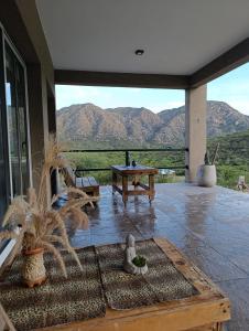 QuinesLa Deseada的山景庭院(带桌子)