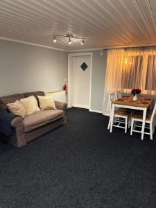 TranstrandGood Apartment's Sälen Transtrand的客厅里有一张沙发和一张桌子。