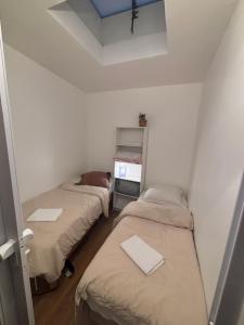 a room with three beds in a room at Logement cosy Essonne in Longjumeau
