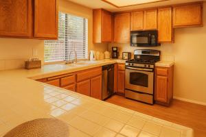 Nhà bếp/bếp nhỏ tại Western Horizon Home +68 ảnh