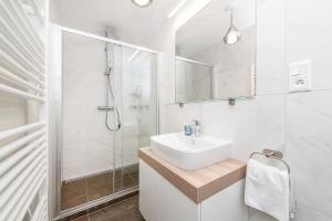 Koupelna v ubytování Bright Designer Apt with 2BR, 2BA and Free Parking + 34 fotografií