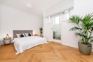 Postel nebo postele na pokoji v ubytování Bright Designer Apt with 2BR, 2BA and Free Parking