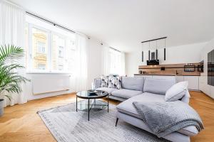 Posezení v ubytování Bright Designer Apt with 2BR, 2BA and Free Parking