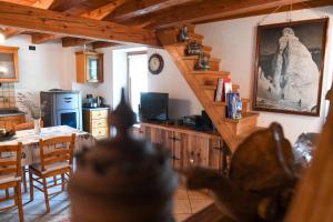 TV a/nebo společenská místnost v ubytování Maison Elie