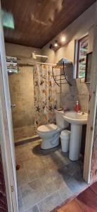 un baño con inodoro y lavabo en Cabañas Retiro Del Rio, en Guayabal