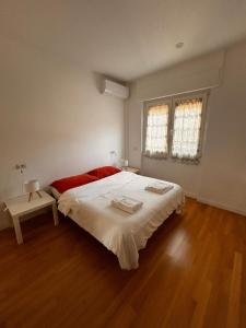 阿尔巴诺拉齐亚莱Casa Ovidio的卧室里有一张白色的大床，上面有红色的枕头