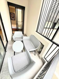 a room with a couch and a table and a window at Appartement CFC in Casablanca +1 photo