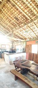 プラドにあるCabana Terra Chã Cumuruxatibaのバー付きの部屋