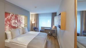Un pat sau paturi într-o cameră la Hotel Wettstein