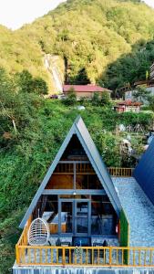 Nespecifikovaný výhled na hory nebo výhled na hory při pohledu z chaty