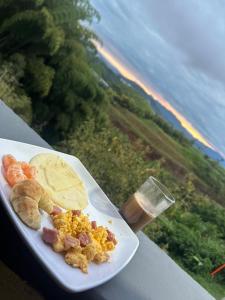 un piatto di cibo su un tavolo con una bevanda di Hotel Oro VIP Pereira a Pereira