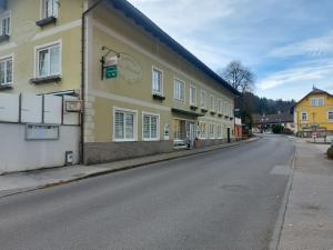 an empty street next to a yellow building at Zum Blumentritt in Sankt Aegyd am Neuwalde