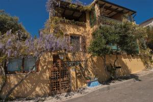 a building with purple wisteria on the side of it at Chicca Di Francesca- Santa Teresa in Santa Teresa Gallura