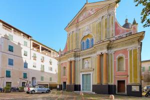 多尔切阿夸Ca' Pecina - Holiday Home的一栋建筑前停着一辆车