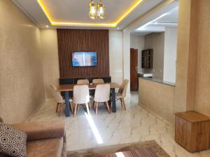 Μια τηλεόραση ή/και κέντρο ψυχαγωγίας στο Appartement Aéroport Holiday