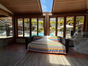 a dining room with a table and a pool at Hotel Mar de Cabo Frio in Cabo Frio +58 photos