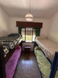 En eller flere senge i et værelse på Hikari HG Mountain House