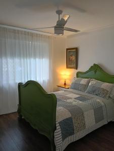 Ένα ή περισσότερα κρεβάτια σε δωμάτιο στο Raven Studio Griffin