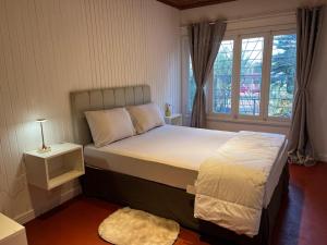 a bedroom with a large bed with a window at Casa bulgara boutique in Aristóbulo del Valle