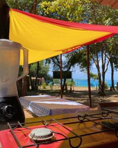 una tenda sopra un tavolo con un frullatore su un tavolo di Flor de Lótus Camping a Japaratinga 1 altra foto