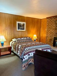 Ένα ή περισσότερα κρεβάτια σε δωμάτιο στο Northwoods Cabins