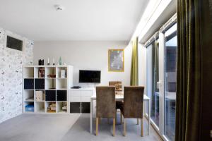 ein Esszimmer mit einem Tisch und zwei Stühlen in der Unterkunft Harzlicht Braunlage in Braunlage