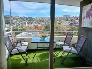 a balcony with a table and chairs and a view at Alojamiento Entero en Centro de Viña del mar in Viña del Mar