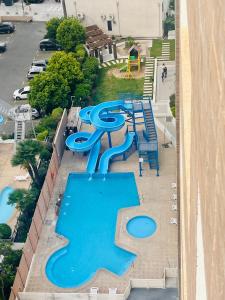 an overhead view of a water park with blue slides at Alojamiento Entero en Centro de Viña del mar in Viña del Mar