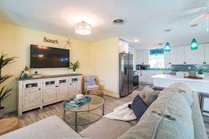 Μια τηλεόραση ή/και κέντρο ψυχαγωγίας στο Relax in the Heart of Merritt Island +24 φωτογραφίες